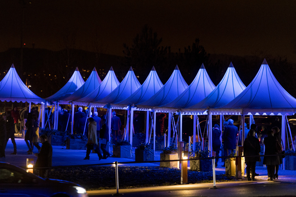 tentes et mobilier installé par Meetings pour l'inauguration du campus de l'étoile de Biomérieux