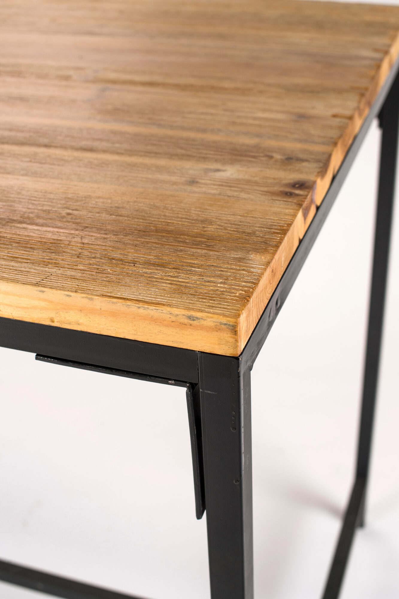 table carrée haute indus vue de près du plateau