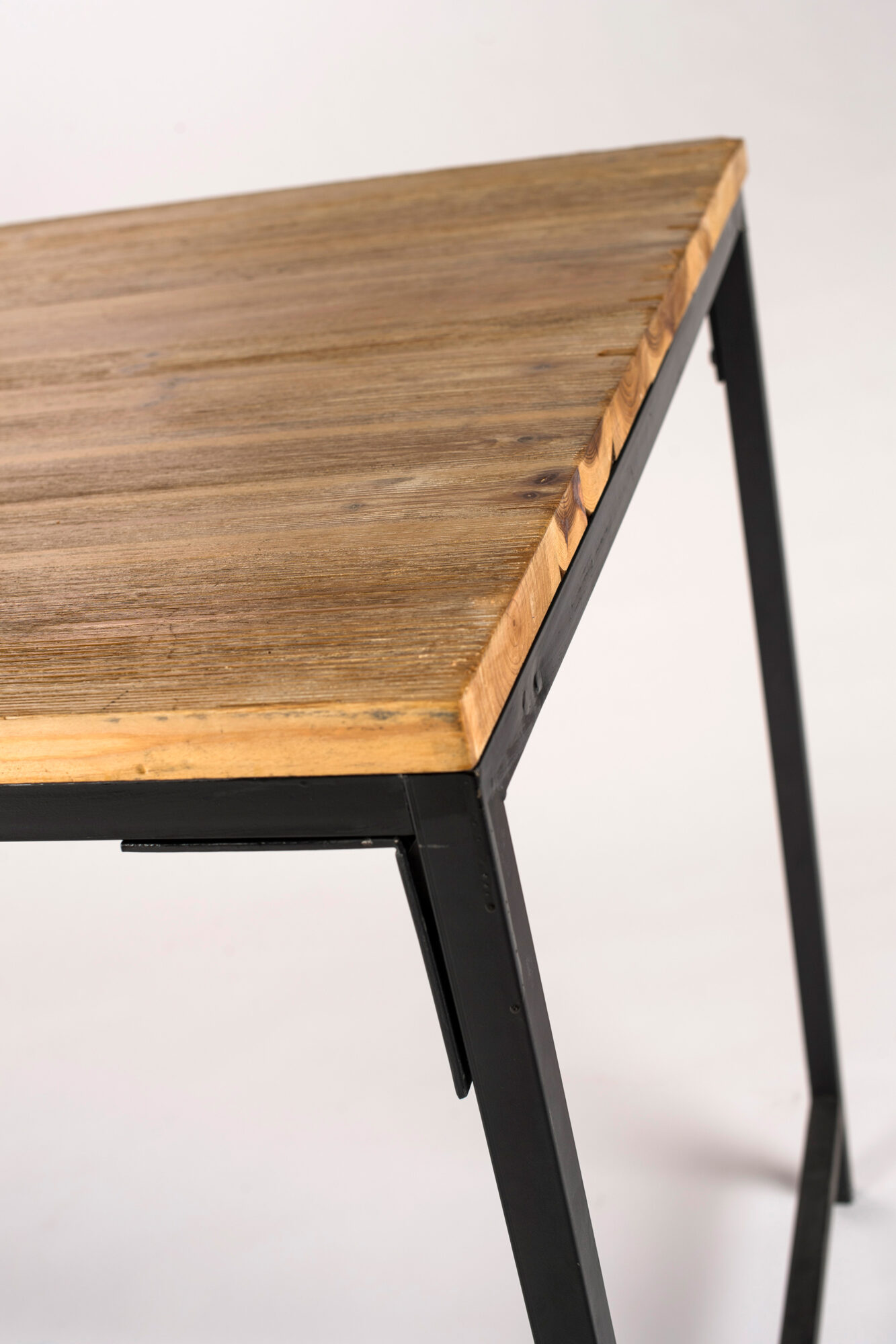 table carrée haute indus vue de près sur le plateau