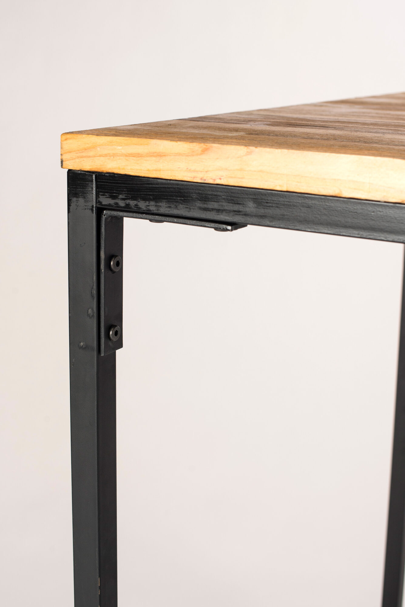 table carrée haute indus vue de près