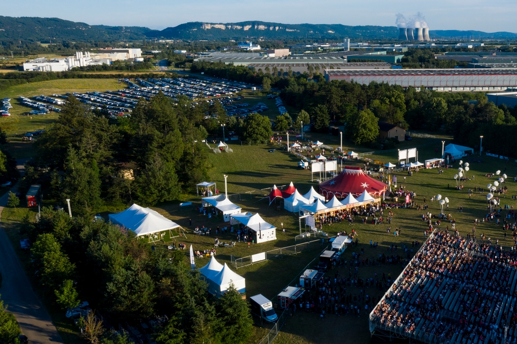 Vue panoramique du festival Printemps de Pérouges