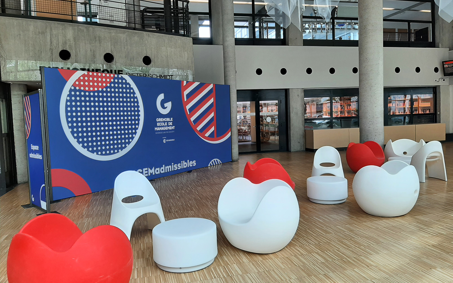 meetings_grenoble_ecole_de_management_fauteuil_blos