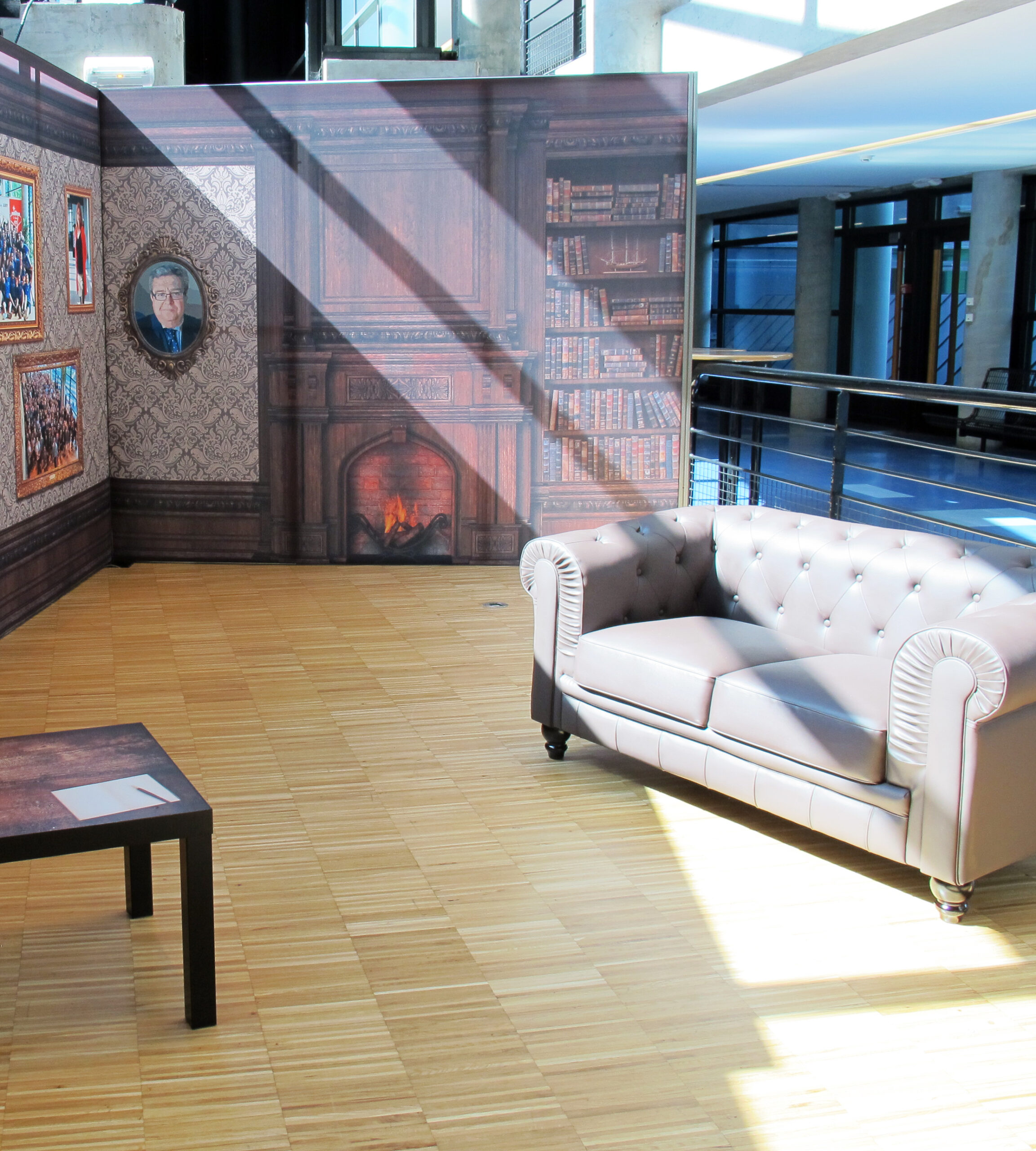 Canapé Chesterfield et tissu tendu pour GEM