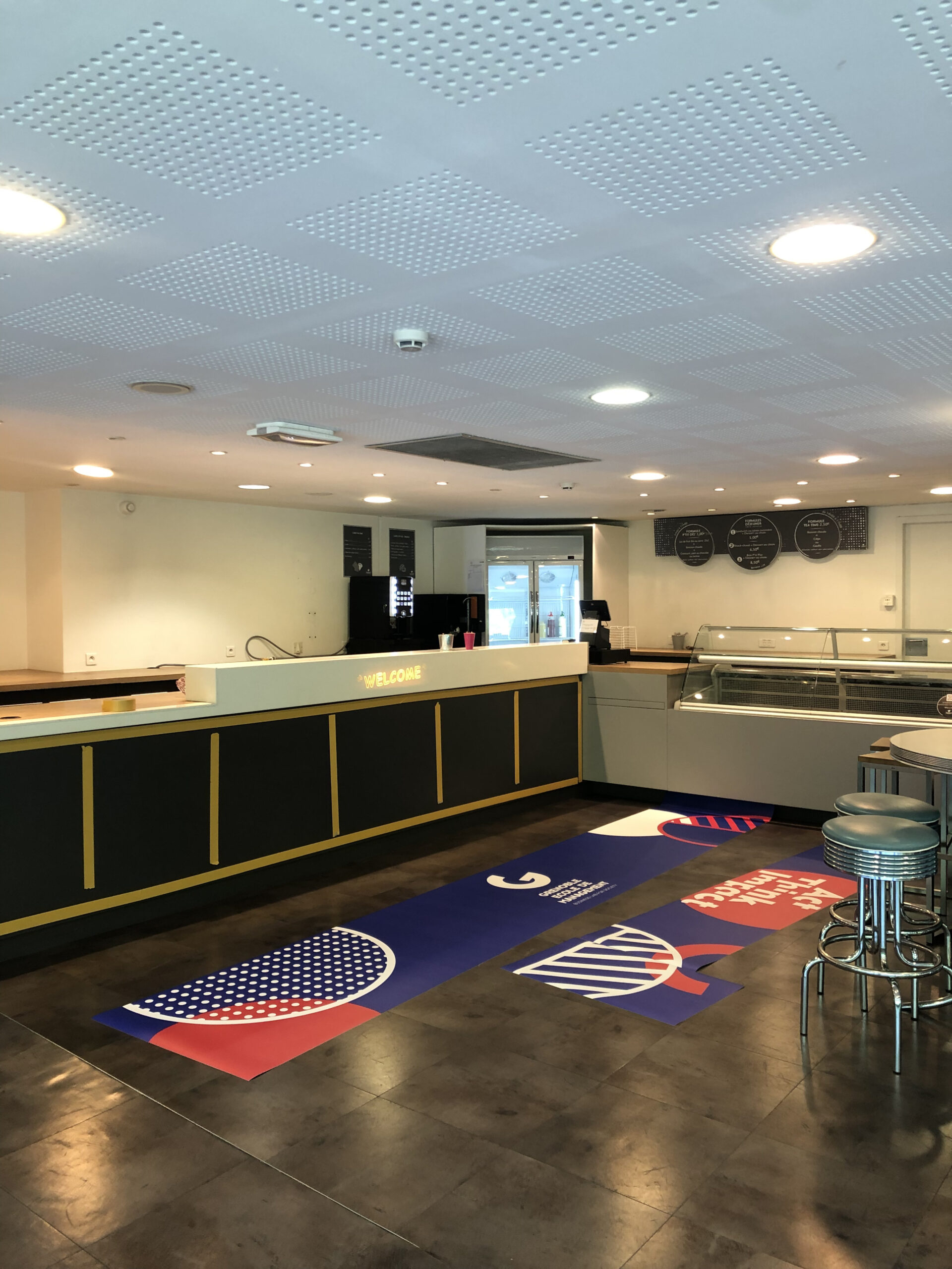 meetings_grenoble_ecole_de_management_gem_stickers_stickage_installation_montage_evenement_location_2022