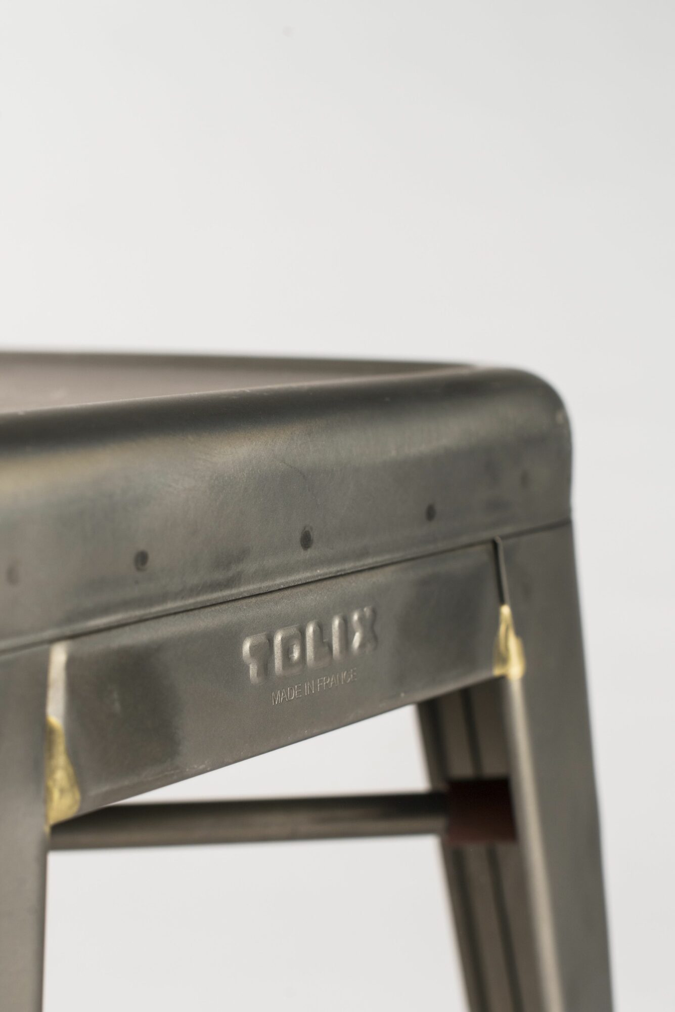 tabouret bas Tolix Gris mat brut détails