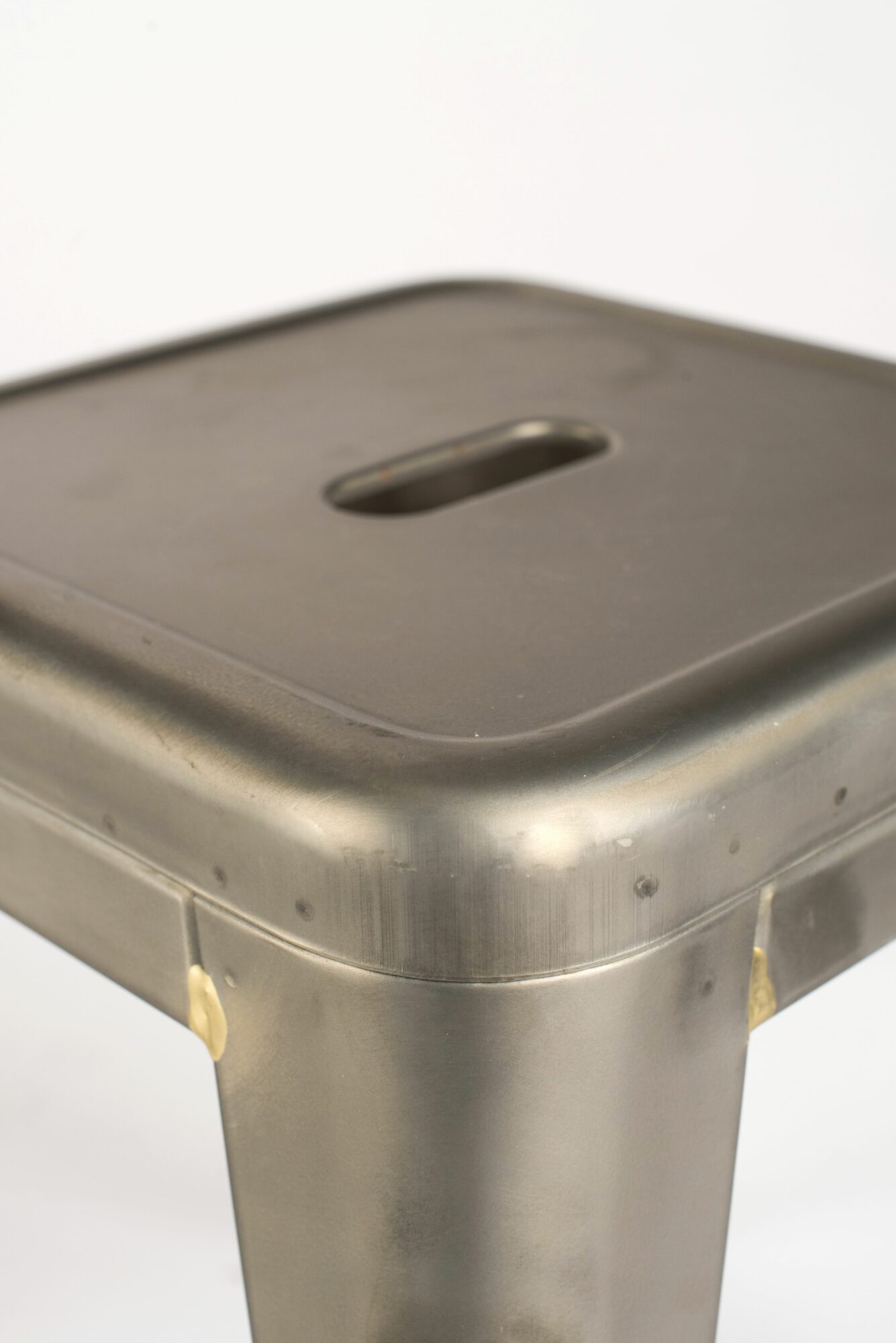 tabouret bas Tolix Gris mat brut vue de près