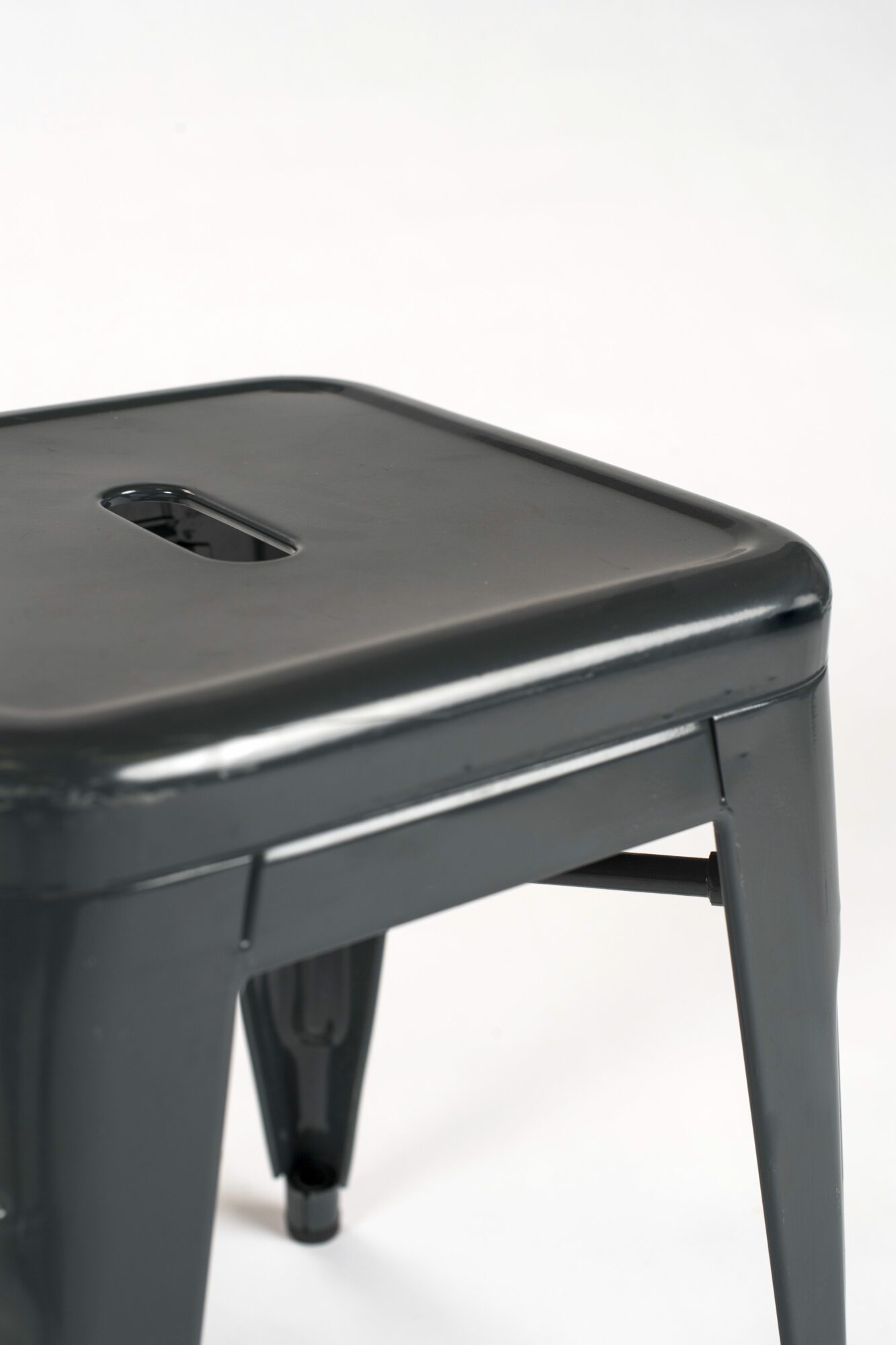 tabouret bas Tolix gris brillant vue du côté