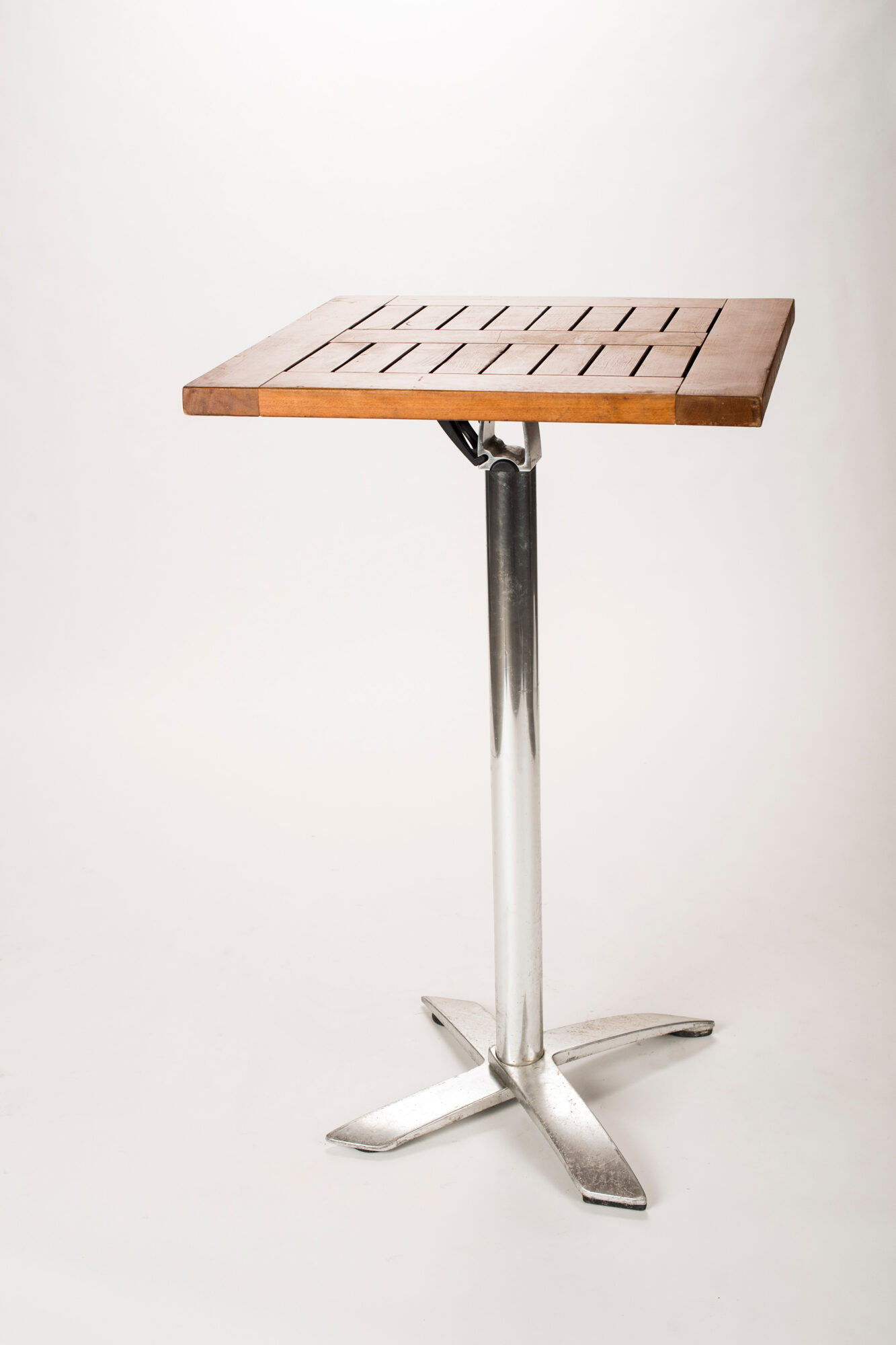 mange debout teck carré vue d'ensemble