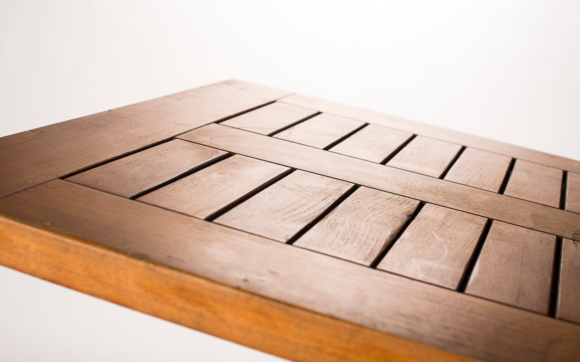 mange debout teck carré détails