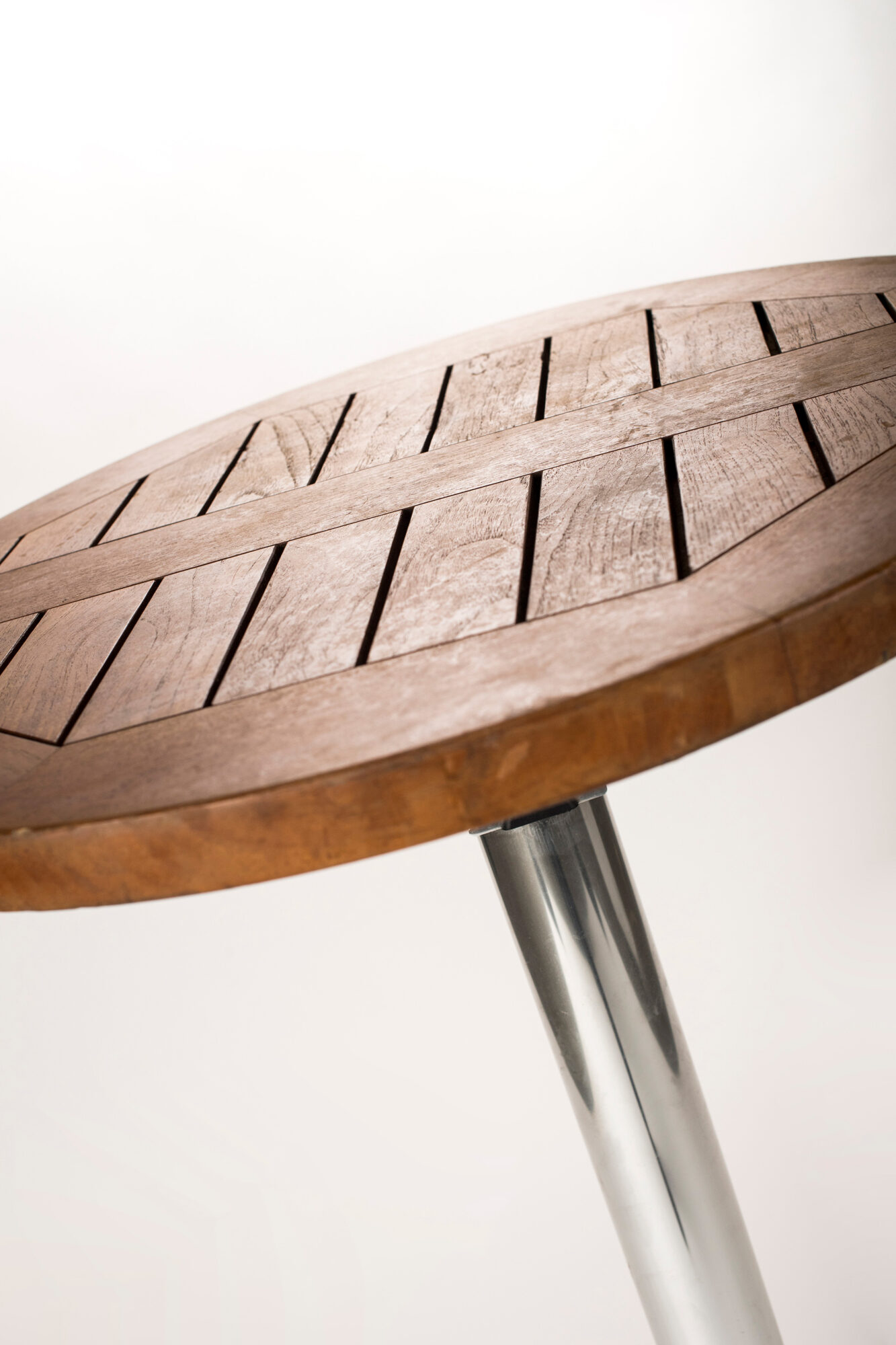 mange debout teck rond détails