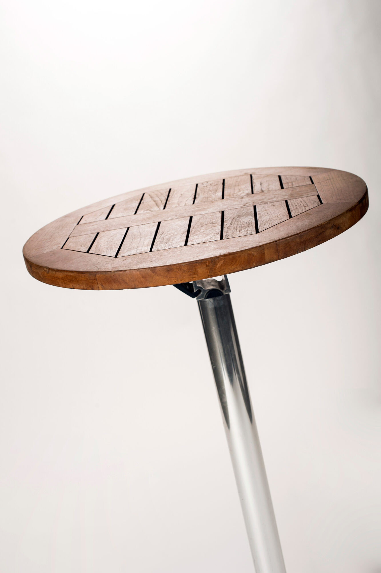 mange debout teck rond