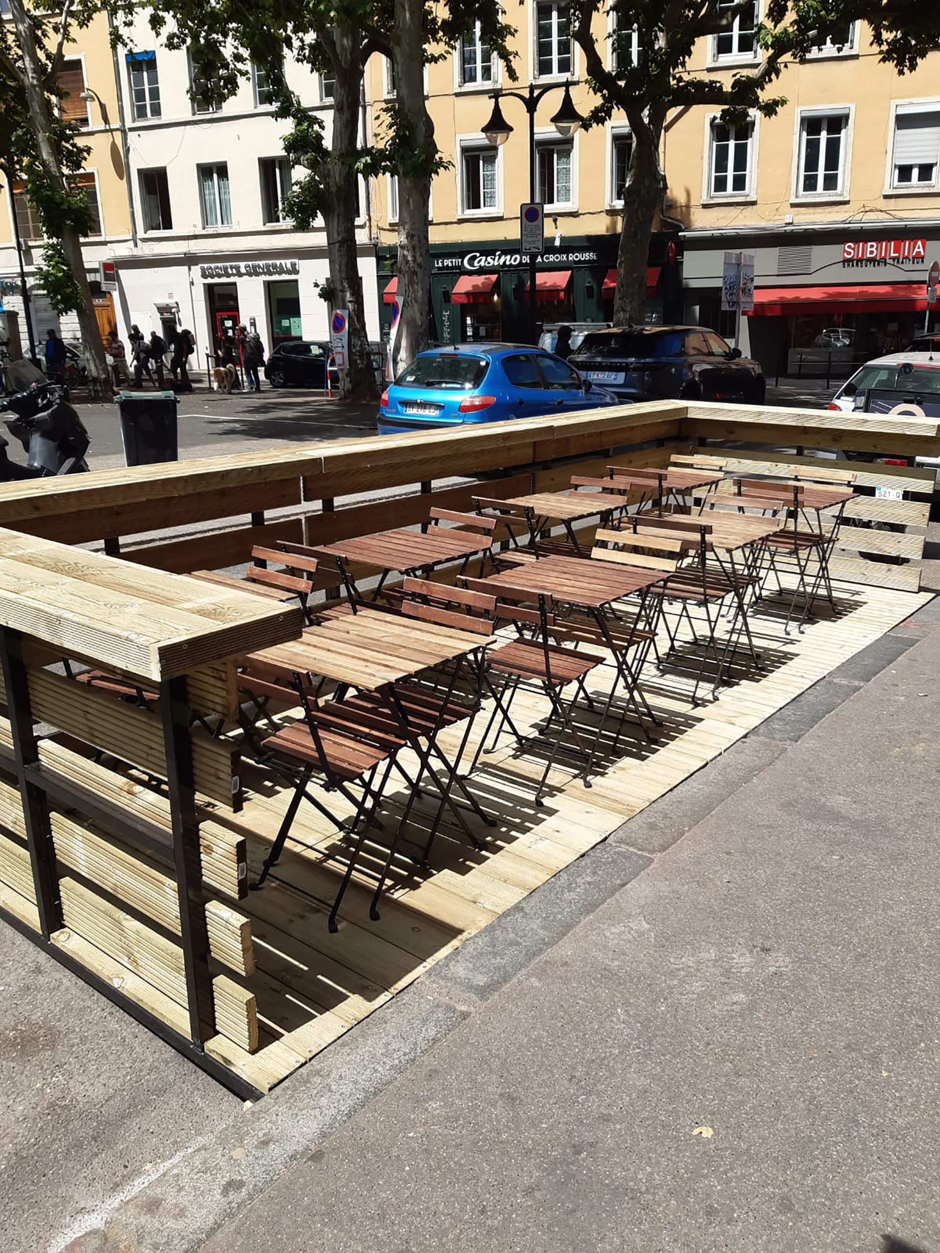terrasse-sur-mesure-fabrication-trottoir-terrasse-sur-mesure-lyon-fabrication-commerces-trottoir