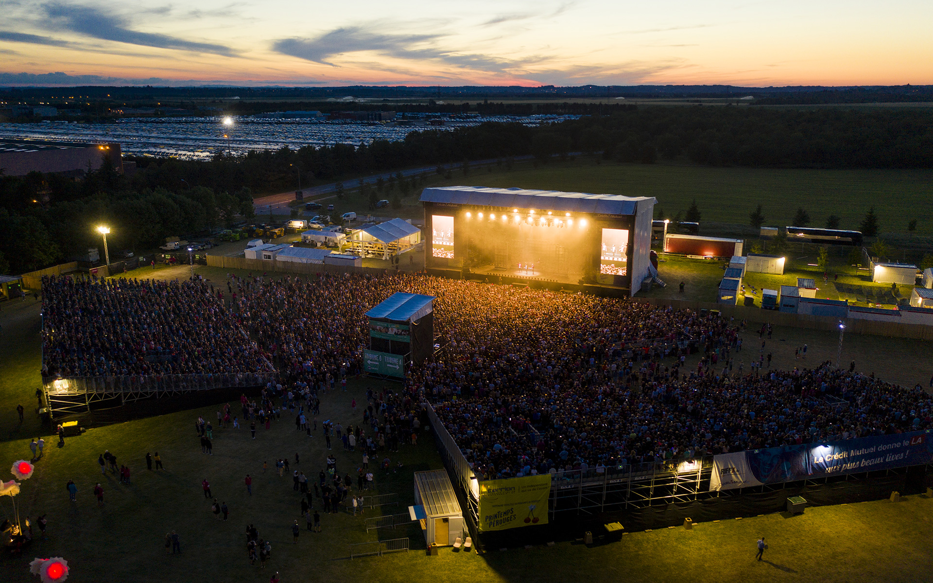Vue panoramique de la scène du festival Printemps de Pérouges