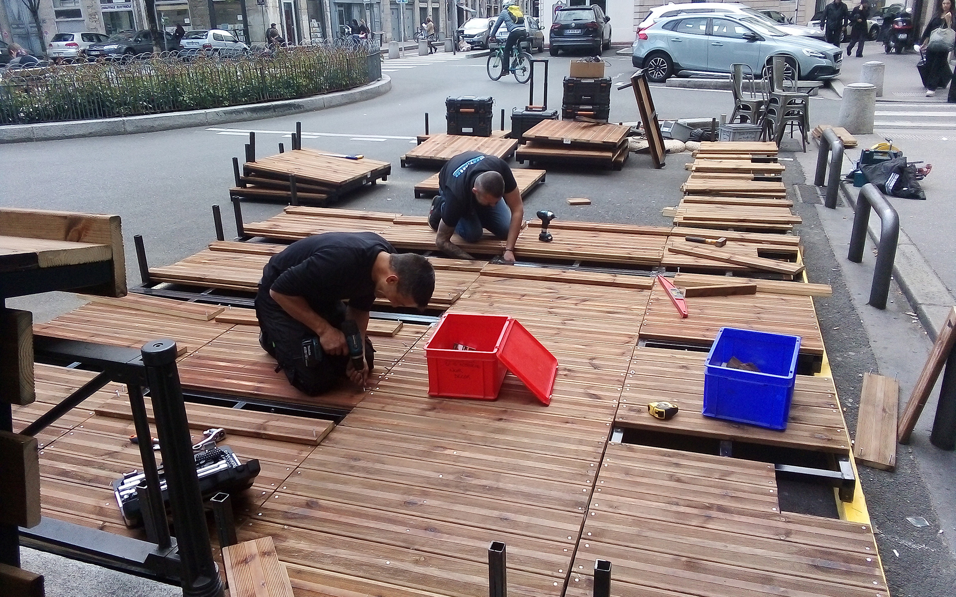 Meetings et ses équipes mettent tout leur savoir-faire dans la réalisation et l'installation de terrasses sur-mesure.