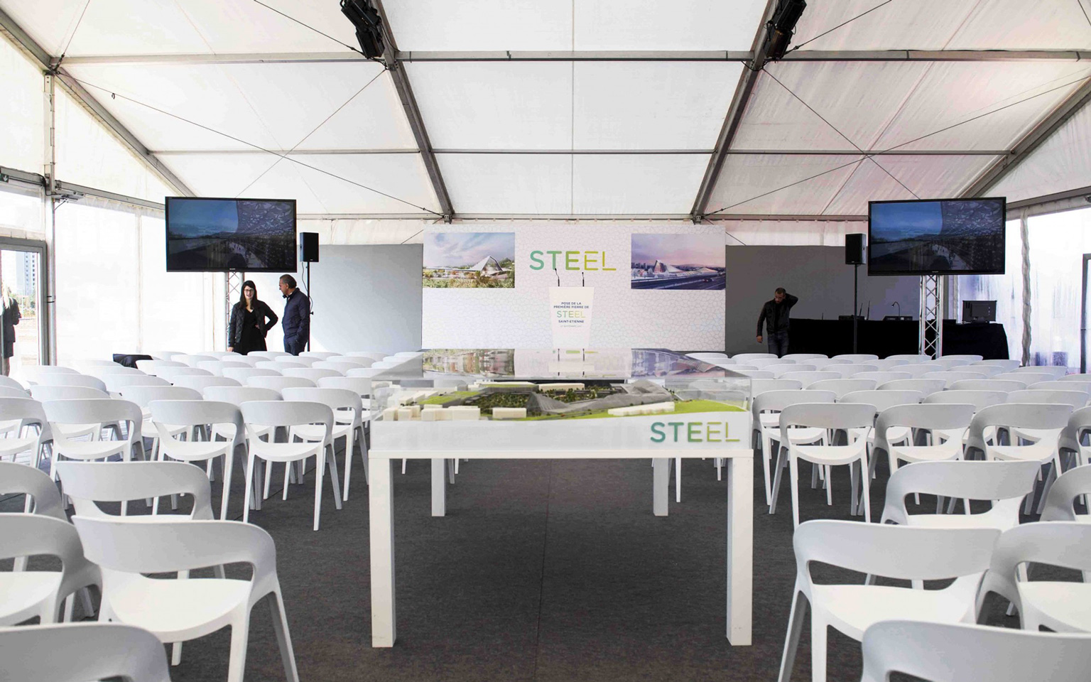 Pose premiere pierre pour le centre commercial STEEL par Ivanhoé