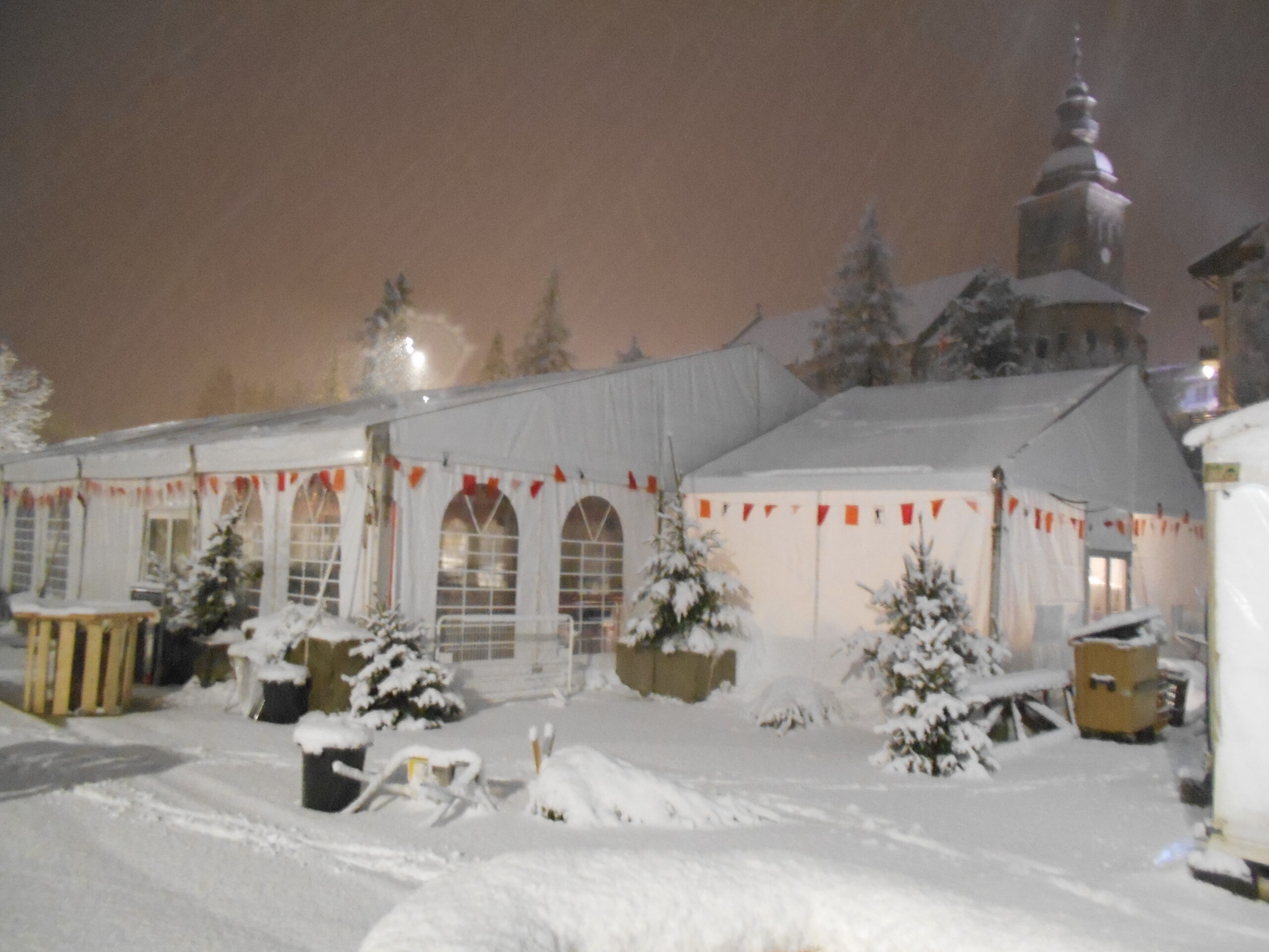 Chapiteau sous la neige pour la coupe du monde de biathlon homme