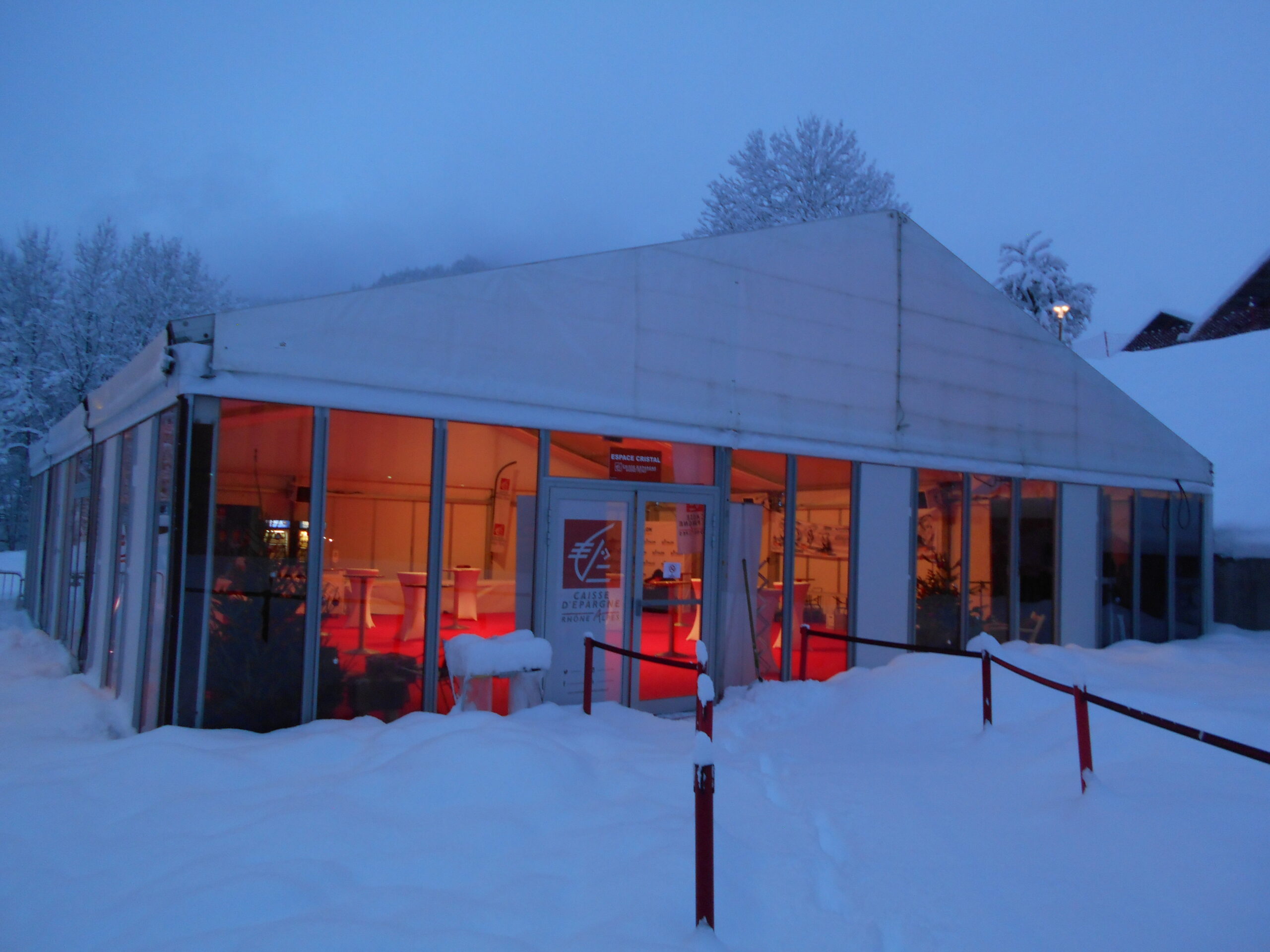 Chapiteau avec son rideau cristal installé pour la coupe du monde de biathlon homme