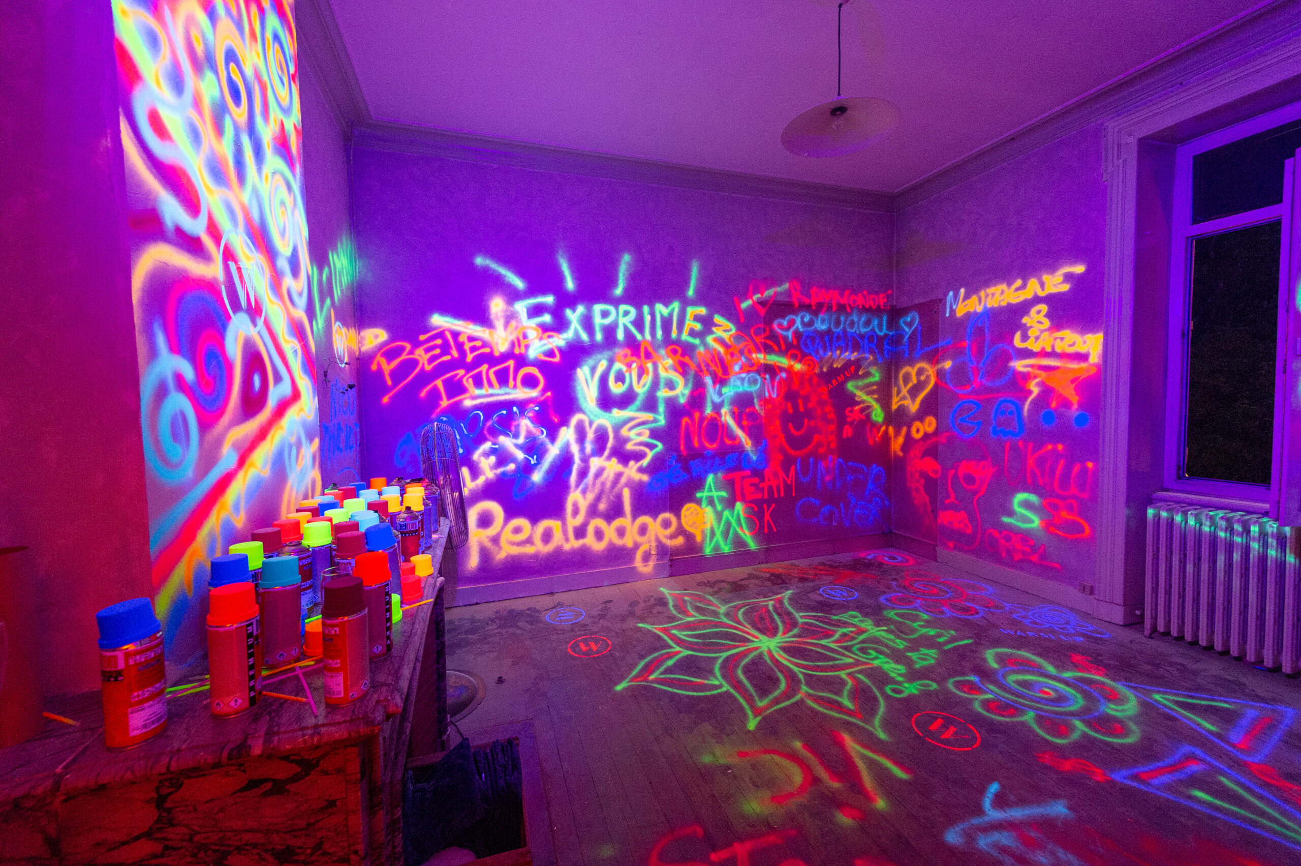 Pièce pleines d'écritures lumineuse pour la Demolition Party