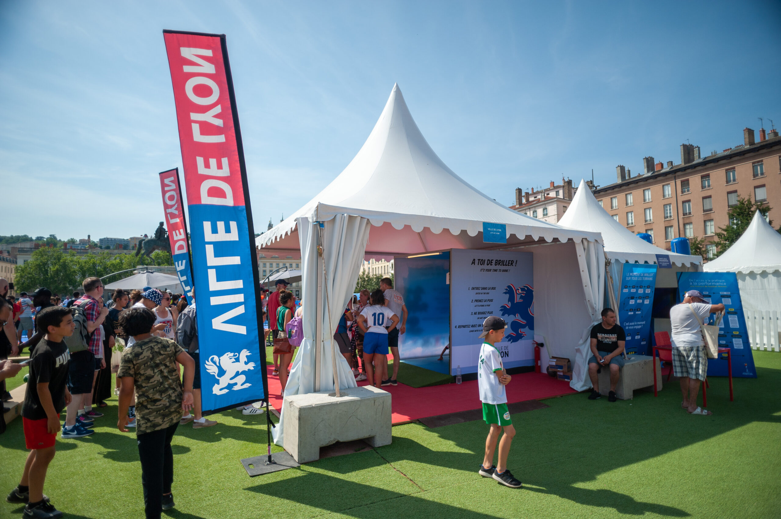 Chapiteau installé par Meetings pour le village de la FFE pour coupe du monde féminine