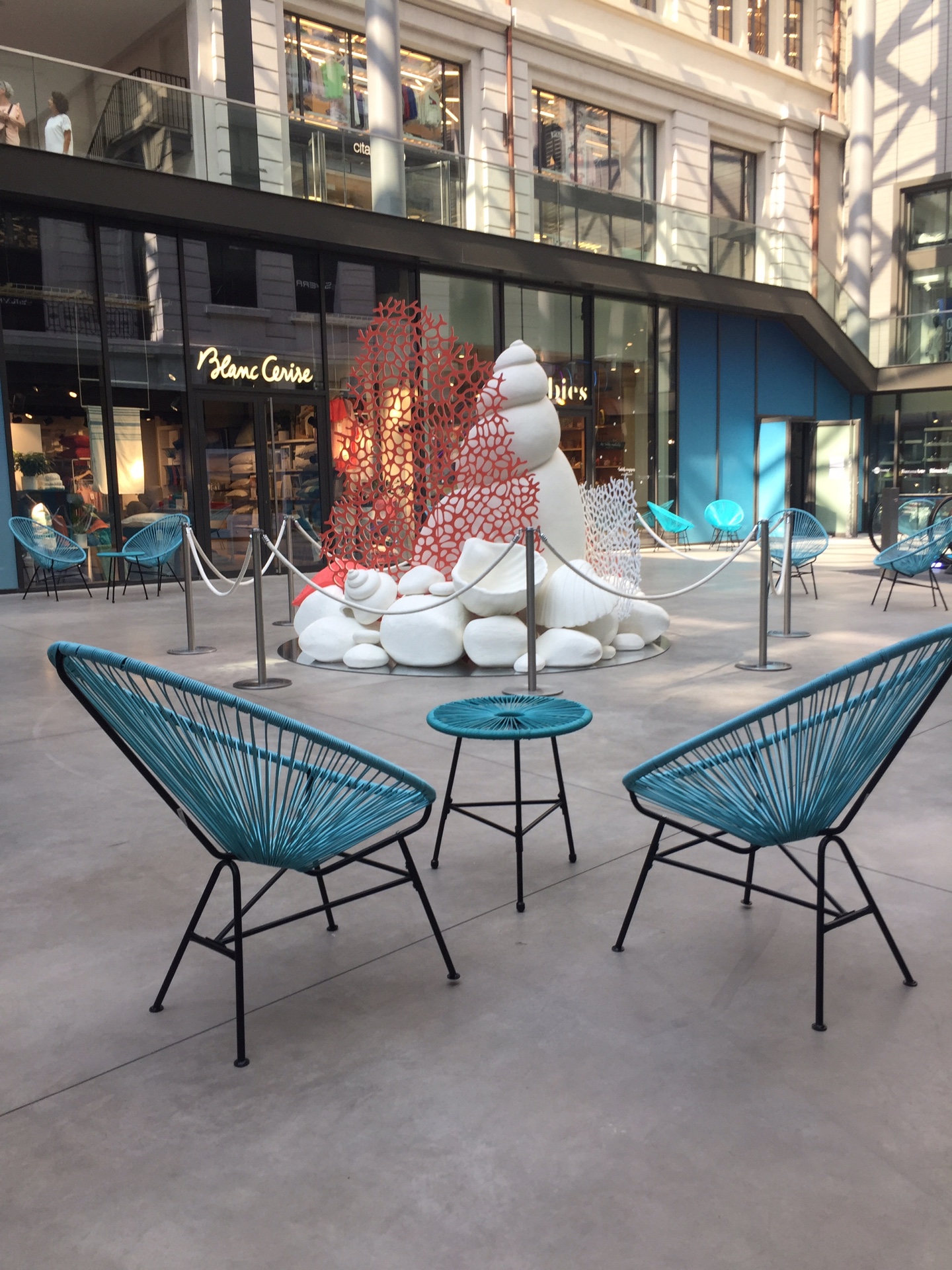 Fauteuil Acapulco Bleu et table basse Acapulco pour l’occasion des Estivales du GHD