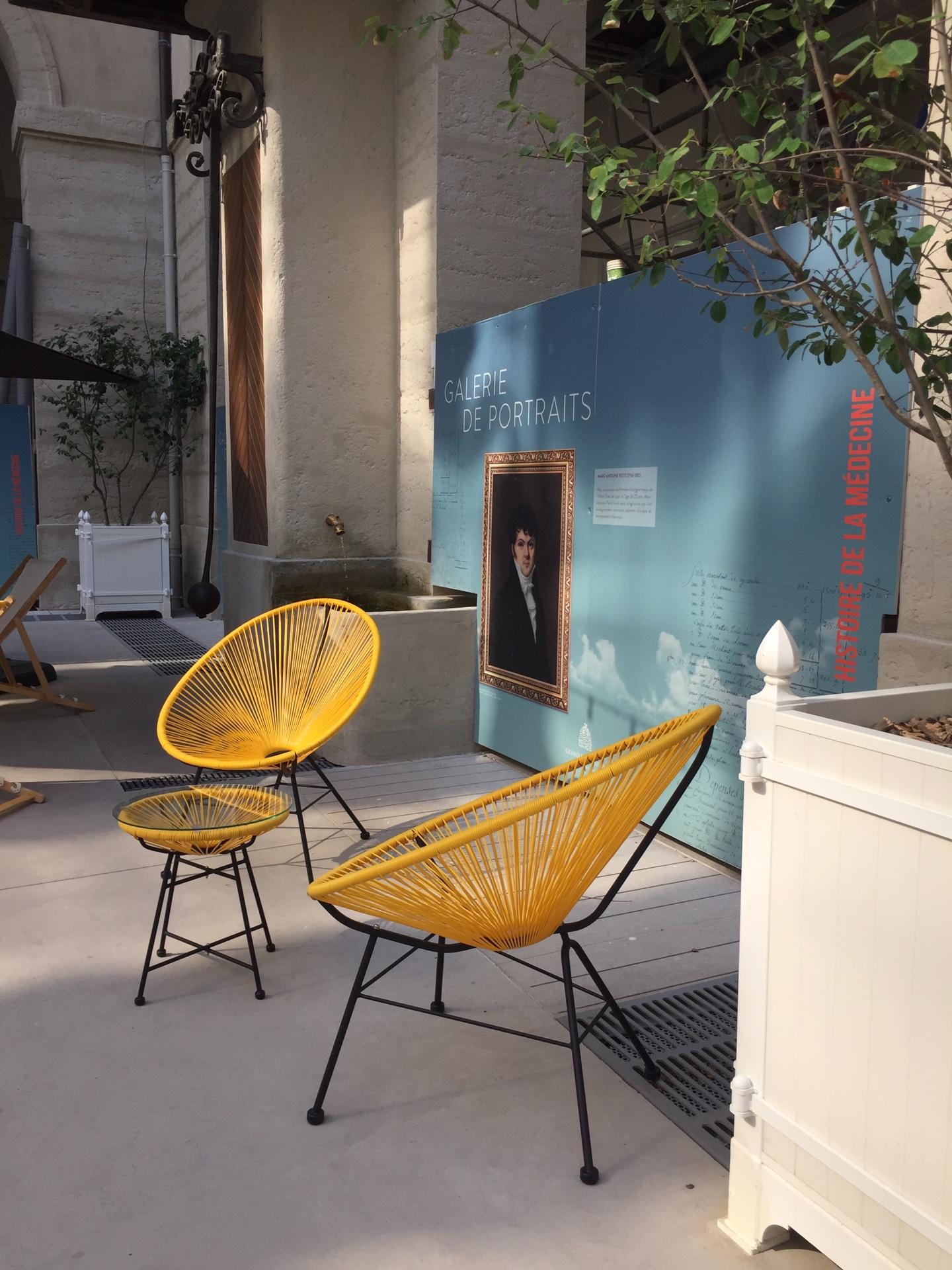 Fauteuil Acapulco jaune pour l'occasion des Estivales du GHD