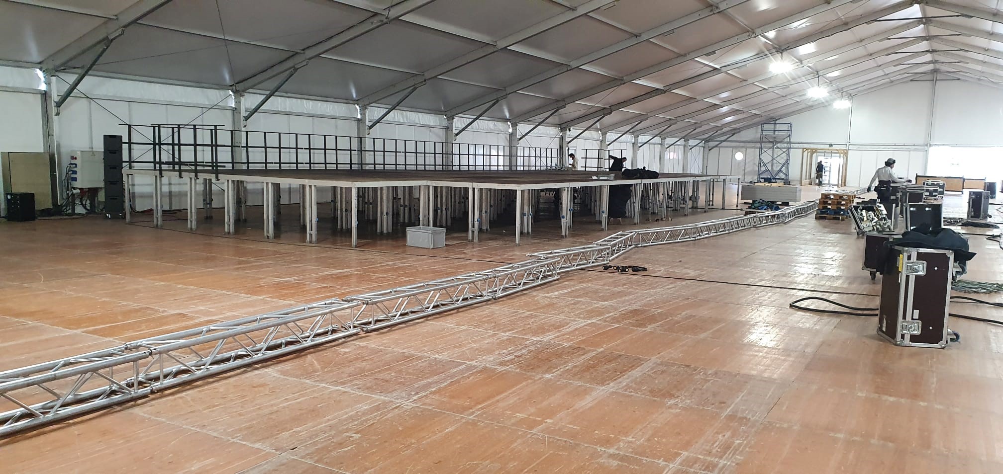 meetings_ldc_location_de_chapiteaux_installation_sarmentelles_de_beaujeu_evenement_location_lyon_plancher_scene_chapitteaux