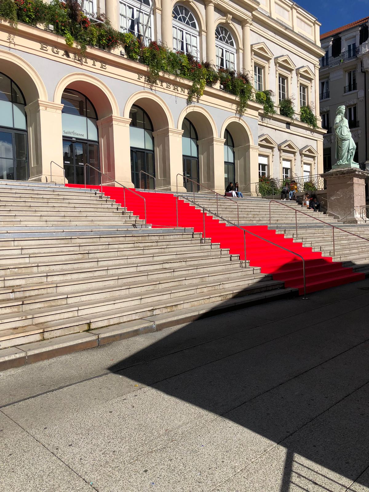 Moquette rouge pour la montée des escaliers pour la Fête du Livre