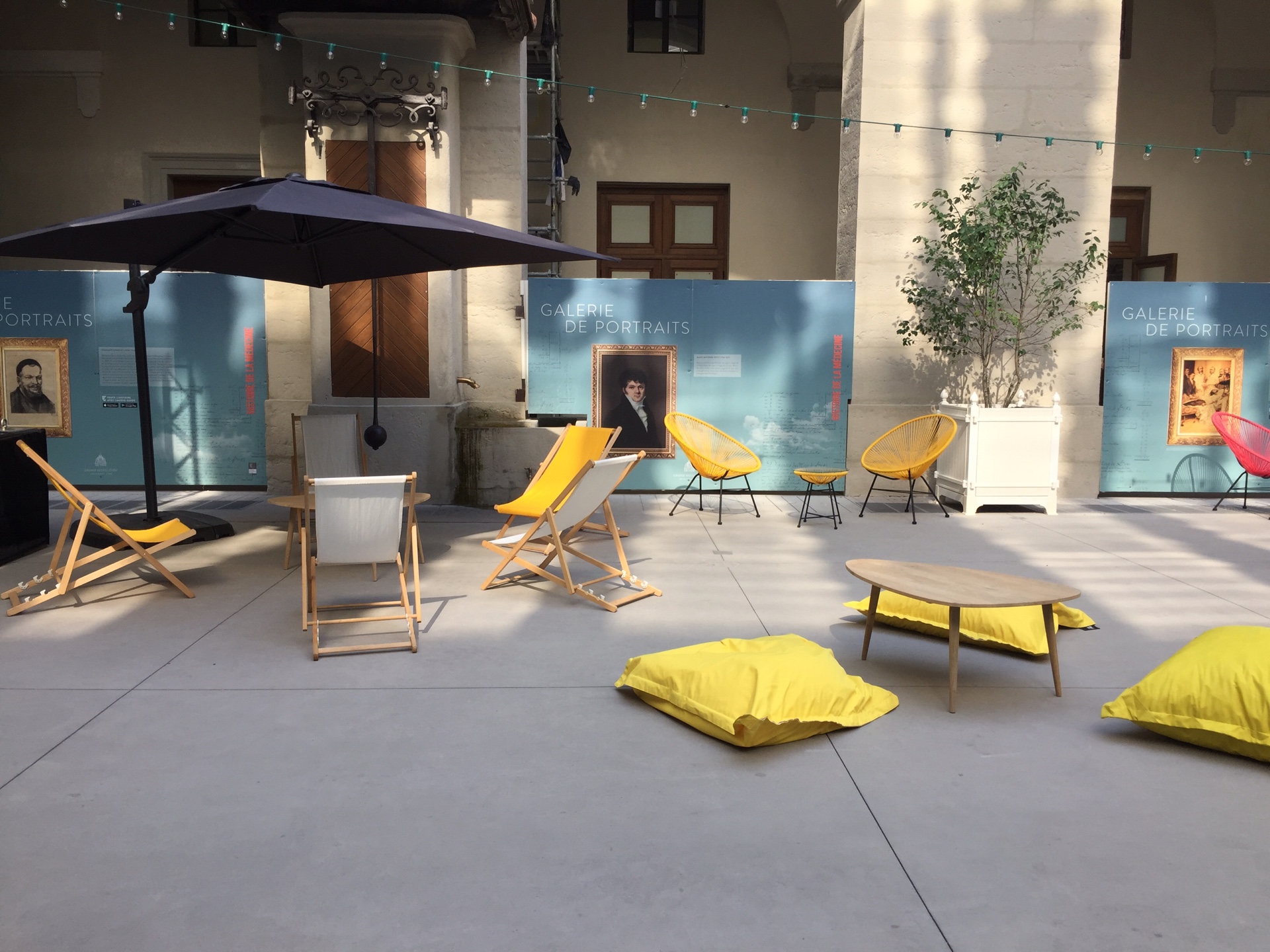 Pouf Géant jaune et table basse Trocadéro pour l’occasion des Estivales du GHD