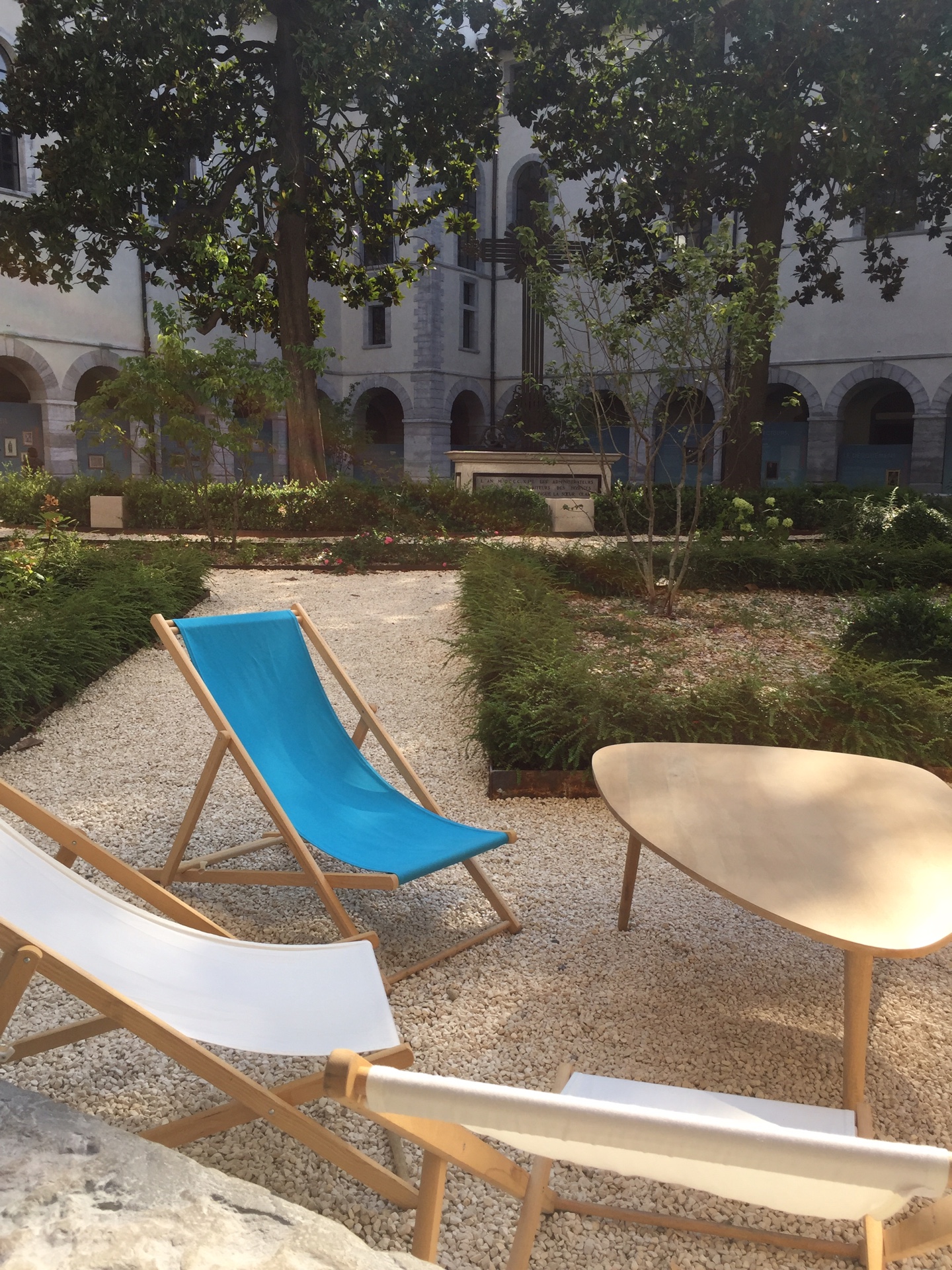 Table basse Trocadéro et transat pour l'occasion des Estivales du GHD