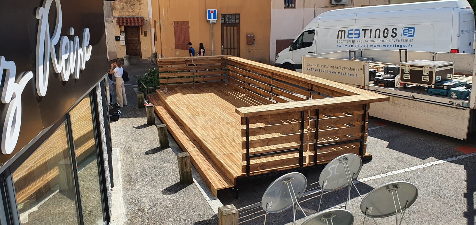 Meetings et ses équipes mettent tout leur savoir-faire et leurs compétences dans la réalisation des terrasses sur-mesure.