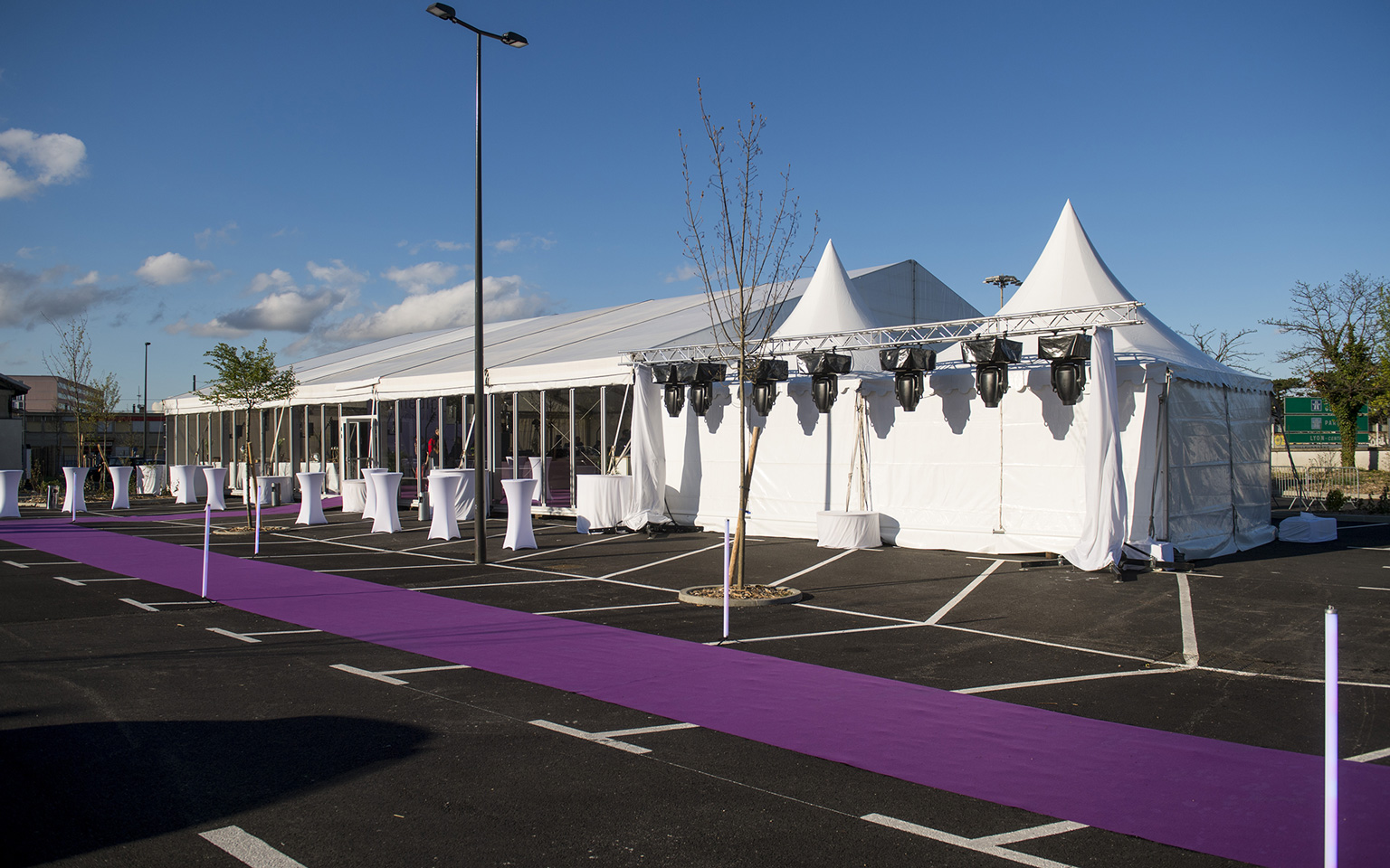 meetings_medipole_lyon_location_evenement_mange_debout_chapiteau