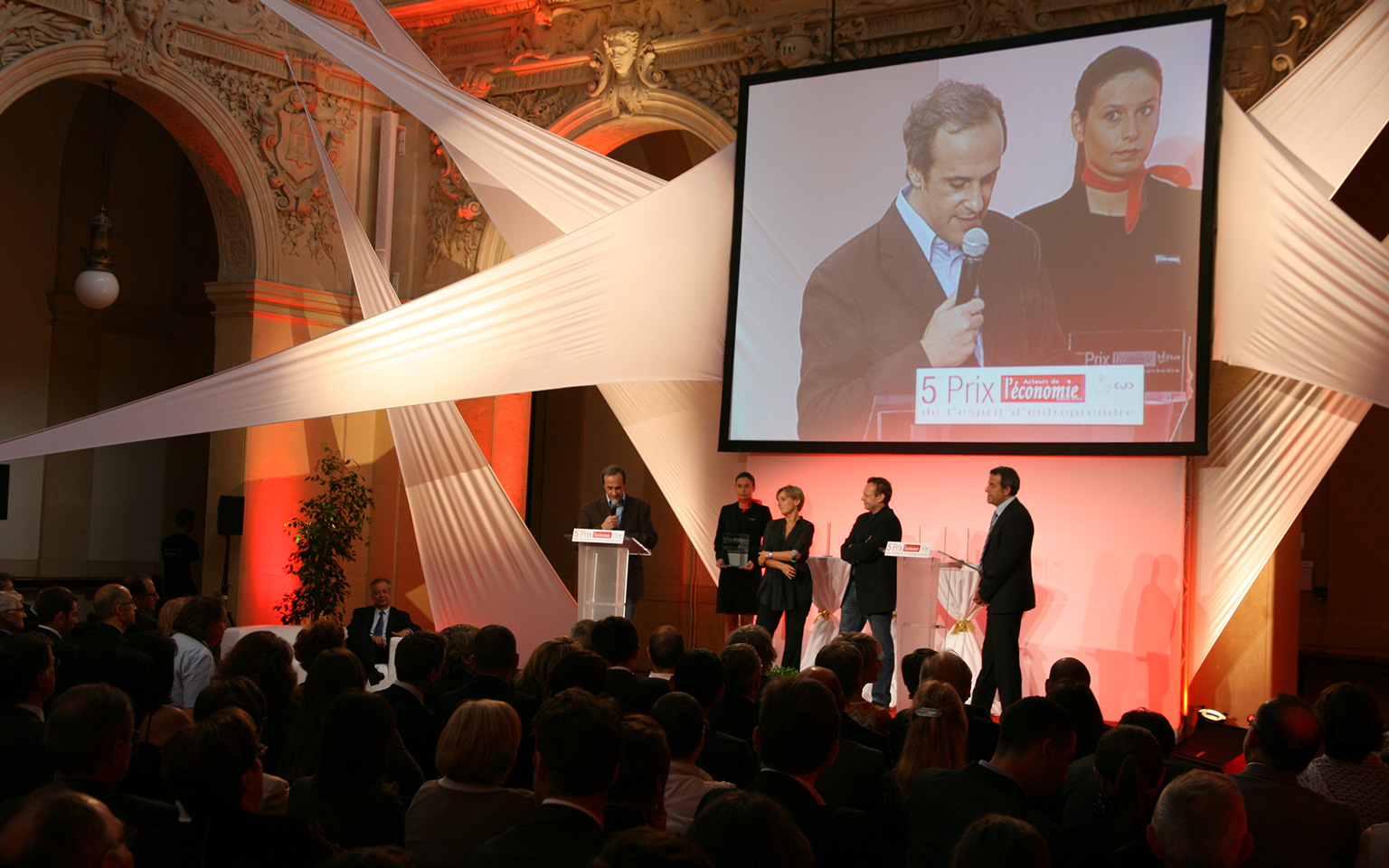 Evènement Acteurs de l'économie avec la scène en vélum tendu réalisé pas Meetings