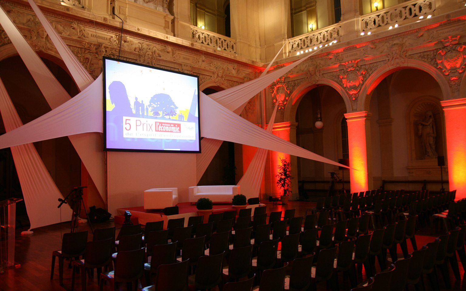 Scène en vélum tendu fait pas Meetings pour l'évènement acteurs de l'économie