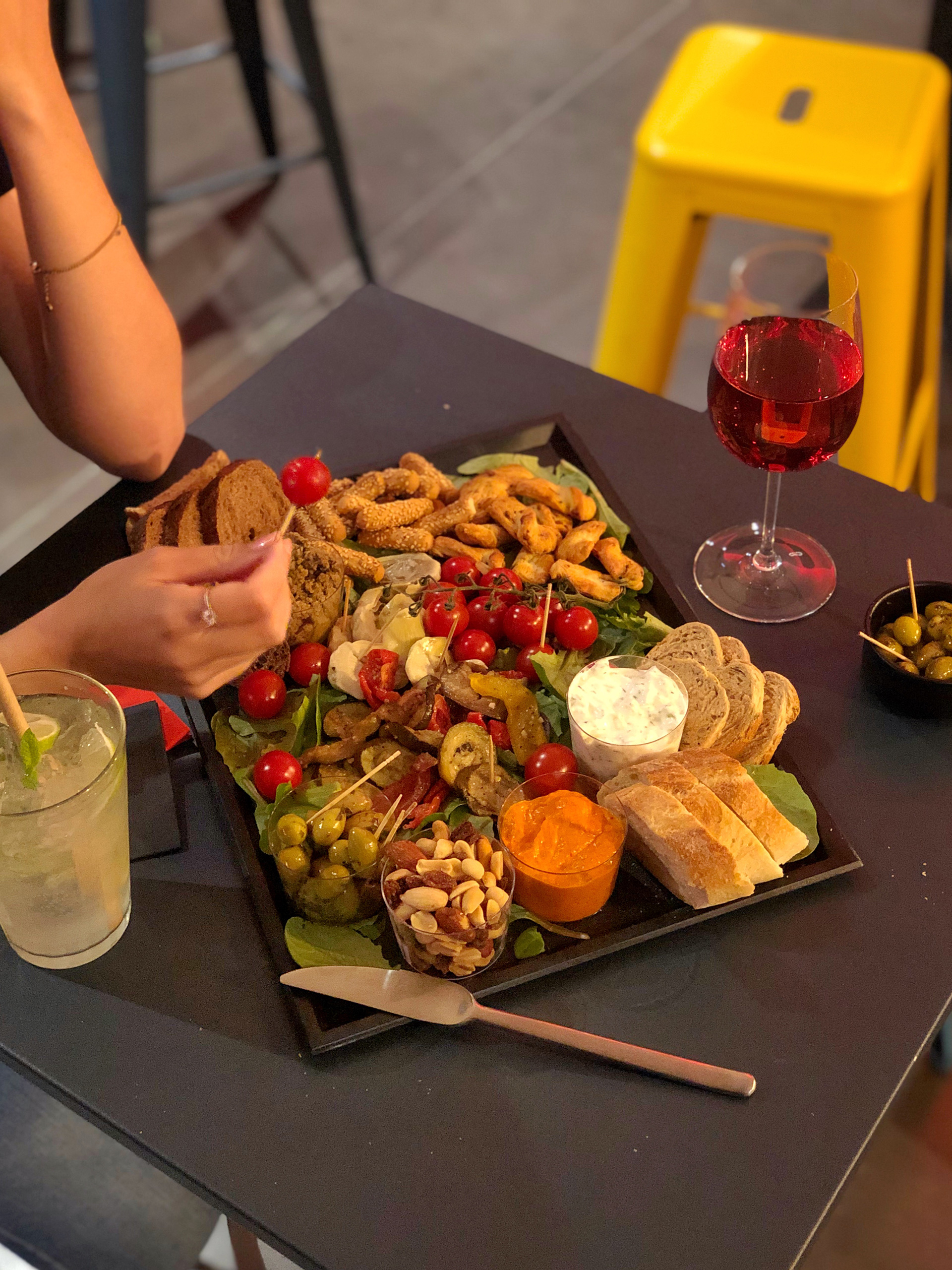 meetings_theatre_lulu_bar_restauration_planche_tolix_evenement_lyon_spectacle