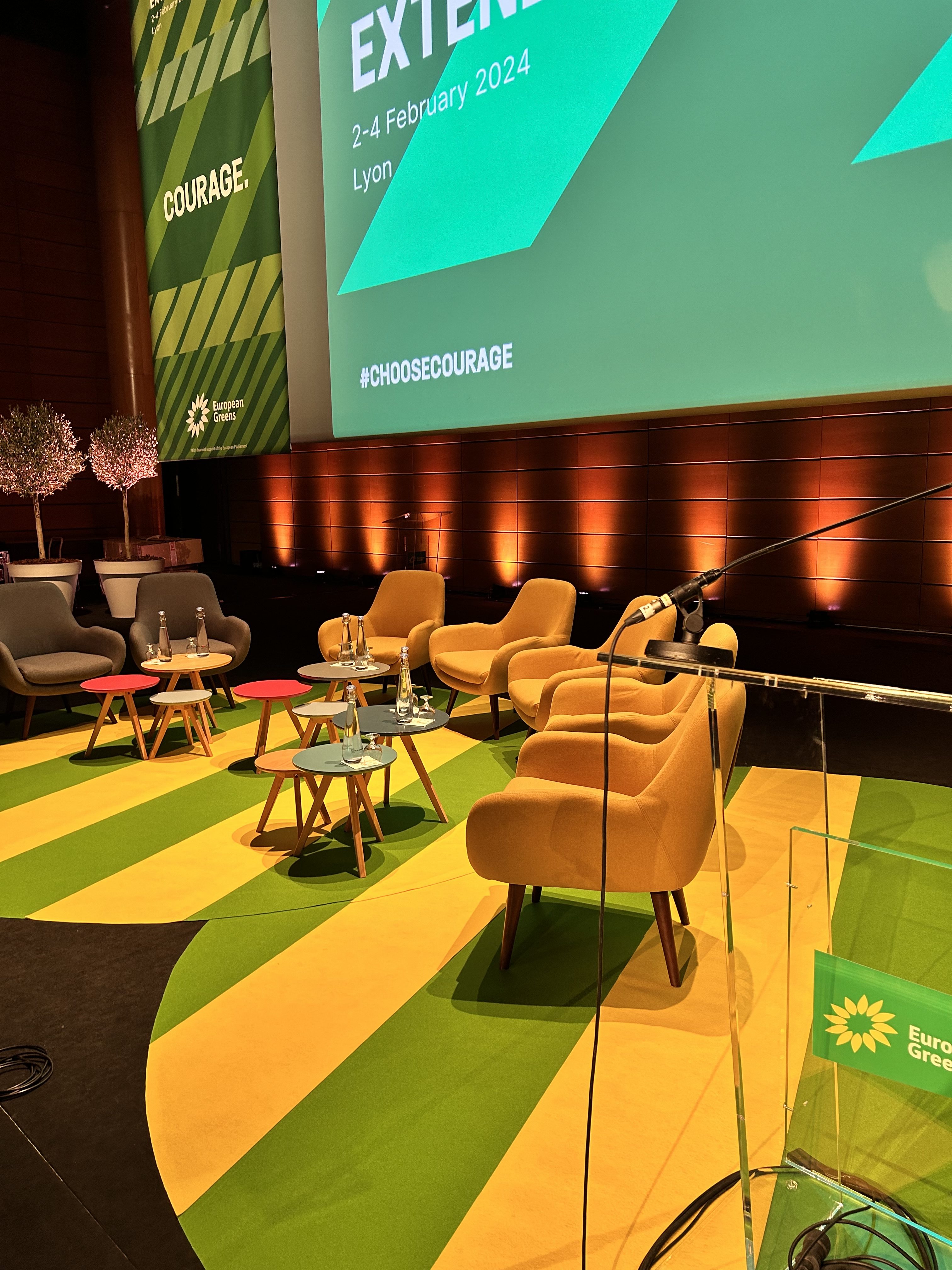 Scène aménagée pour conférence - location mobilier meetings