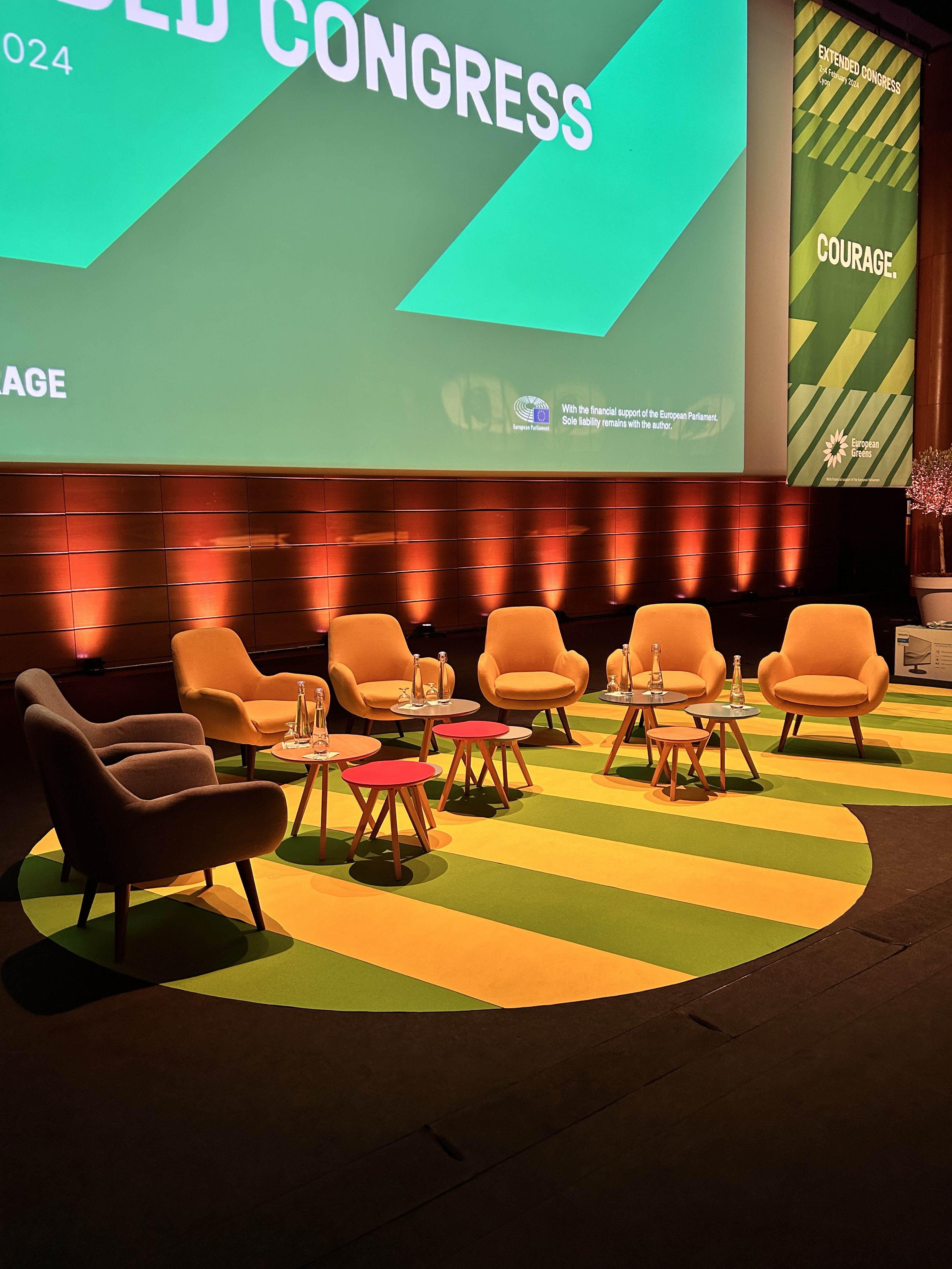 Scène aménagée pour conférence - location mobilier meetings