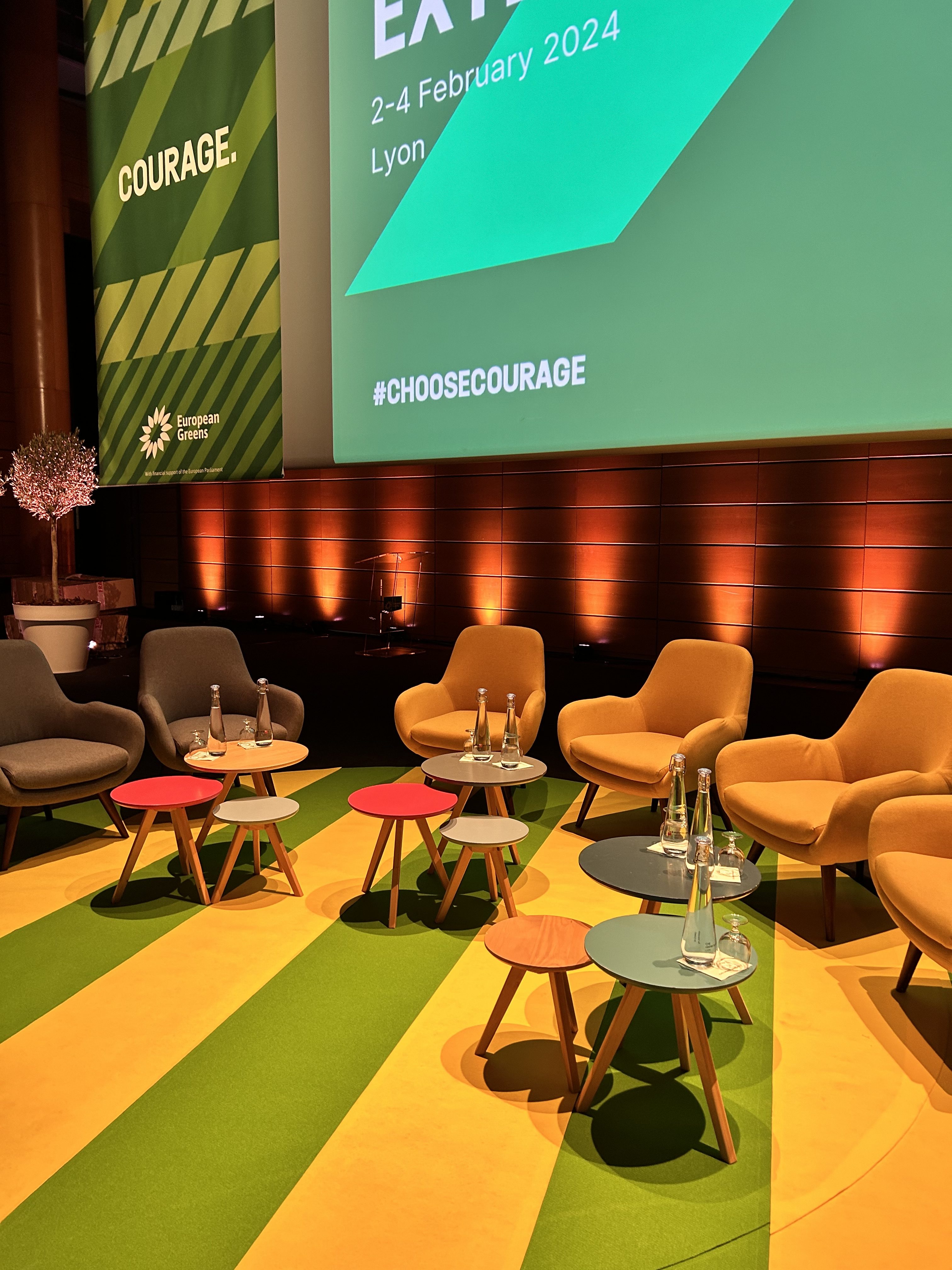 Scène aménagée pour conférence - location mobilier meetings