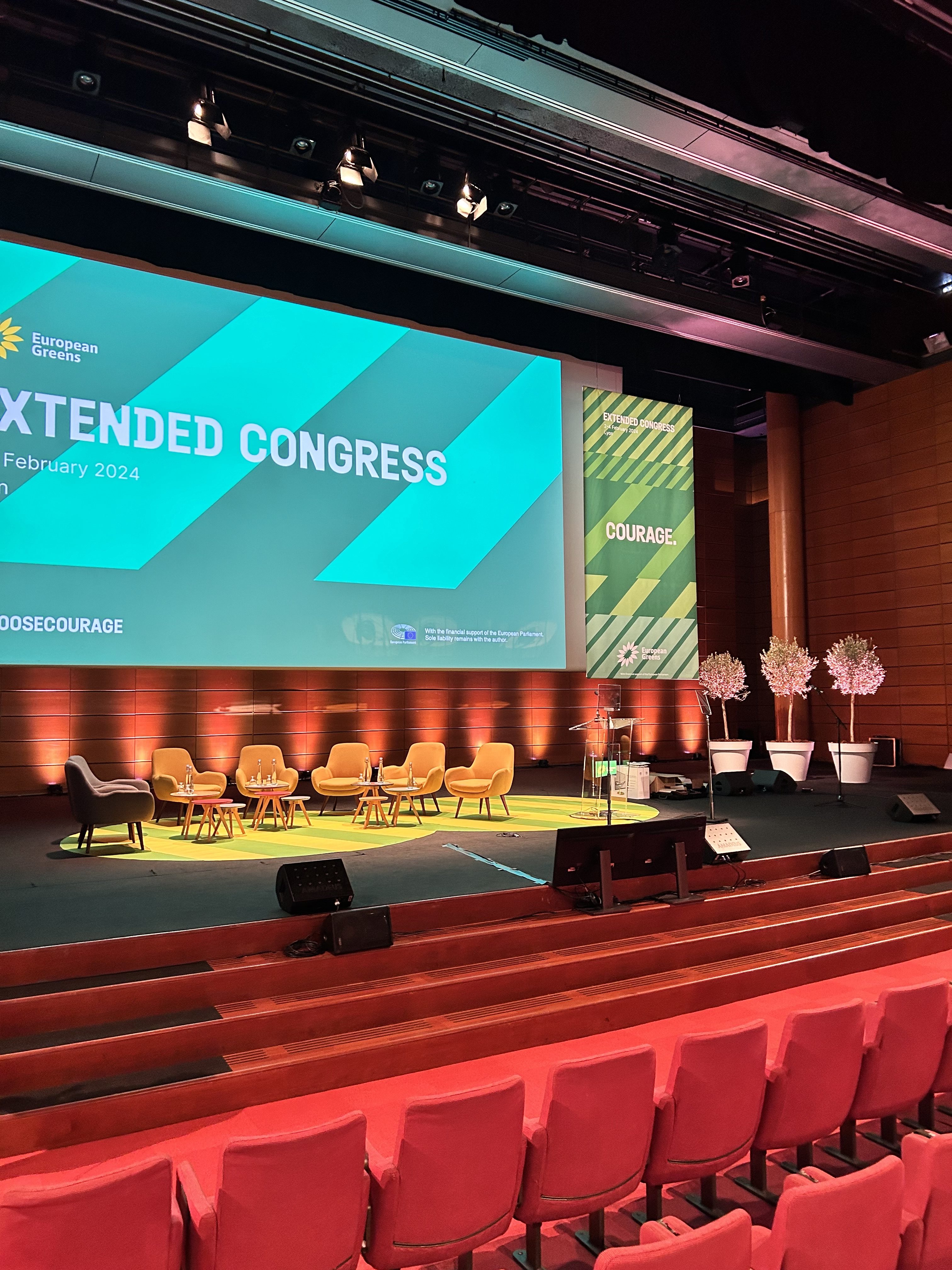 Scène aménagée pour conférence - location mobilier meetings